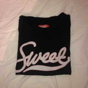  - T-shirt från SWEETSKTBS, frakt inkluderat i priset!