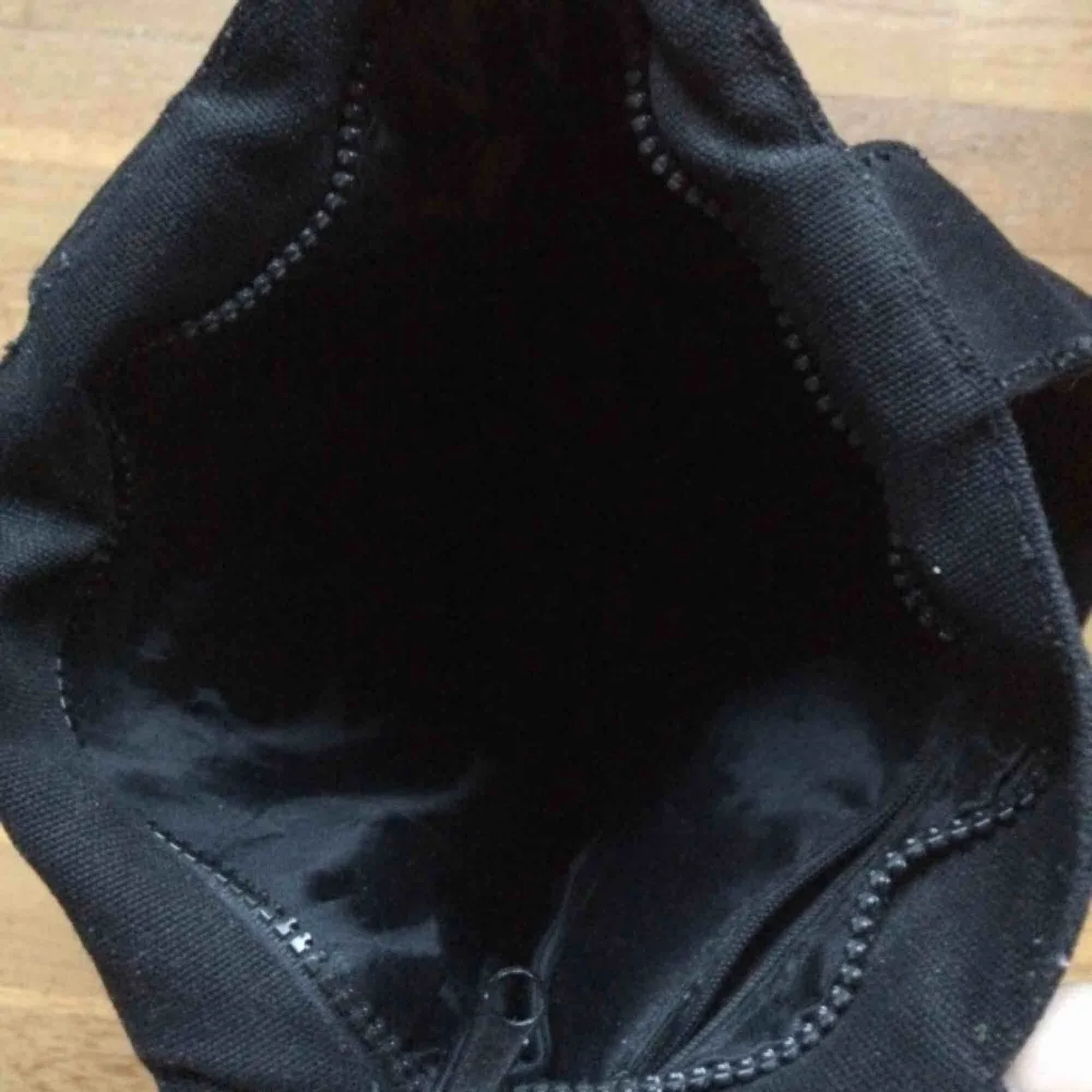 Sparsamt använd väska i svart&rött med en döskalle. Svart baksida. Perfekt att hänga på axeln. Väldigt rymlig. Priset är inkl vanlig frakt 🌸. Väskor.