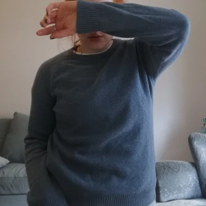Levi's pullover Stl S - Blå pullover fr Levi's stl S. Använd ett gäng gånger men är i fint skick! Skriv vid frågor och skriv om du vill ha fler bilder! Frakt ca 50kr
