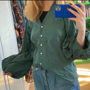  - Jättefin tröja med ballongarmar, skjortigt material. Lite skrynklig på bilden men blir ännu finare strykt. Passar som S/M🥰