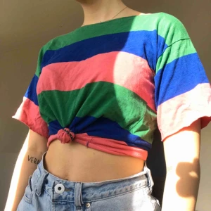  - Skitsnygg retro T-shirt som är croppad. 