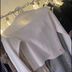  - Oanvänd polotröja från Reserved! Superfin passform. Bara att skriva om man vill ha fler bilder med den på eller liknande! Nypris 350kr