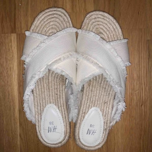  - Säljer dessa superfina sandaler, köpte dom på plick men tyvärr var dom lite för små 💛 nästan helt oanvända, kan mötas upp annars blir det + frakt