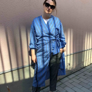  - Blå omlottklänning med ränder från h&m, storlek 38. Fri frakt!