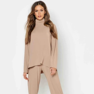  - Superfint set i Carmel/beige med polo, från BOOHOO. Tyvärr fel storlek för mig. Den är som en medium. Aldrig använt, lapparna kvar.