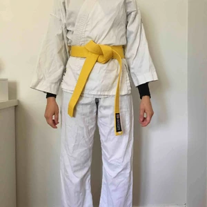 Kampsportsdräkt - Kampsportsdräkt använd ca 20 gånger. Inga fläckar, väldigt bra skick. Man får med ett vitt bälte samt ett helgult(se bild).