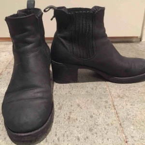  - Ankelboots med klack i storlek 41 I gott skick. Snygga men använder aldrig pga trivs ej i klack.   Kan mötas upp i centrala Stockholm, Nacka eller Lund