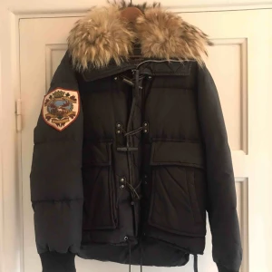  - Dunjacka från Dsquared. Ca 9000kr i nypris. Fint skick, att anmärka på: ena ”flärpen” är borta på dragkedjan där bak (se bild n2)