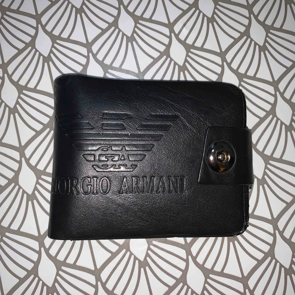 Svart Giorgio Armani plånbok är i jätte bra skick och är oanvänts. . Övrigt.
