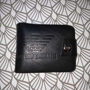 Svart Giorgio Armani plånbok är i jätte bra skick och är oanvänts. 