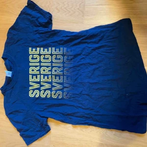  - Helt oanvänd tröja !!! Frakten kostar 11 kr!! Köparen betalar frakt. 