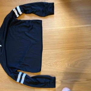  - Helt oanvänd tröja i strl M, men är liten i storleken så slanke xs/s. Köparen står för frakten= 11kr 