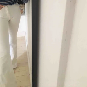  - Vita bootcut jeans från drdenim. 