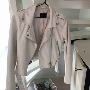  - Denna jättesnygga skinnjacka från bershka i storlek M (känns som S) Använd ca 3 ggr💓