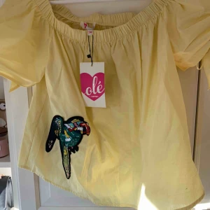  - Jättesöt gul blus! Oanvänd.