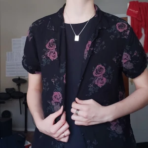 Blommig skjorta - Köptes på HM i Amsterdam ungefär 2 år sedan. (XS i herrstorlek) Perfekt till sommaren.