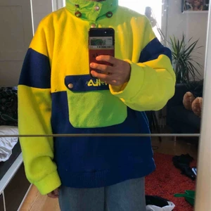 Adidas fleece - Cool neonfärgad fleecetröja. Har en ”inbyggd” luva i kragen och två fickor på sidorna (som två jackfickor). Gott skick!🌼 möts upp i Stockholm, ananas står köparen för frakten :) 