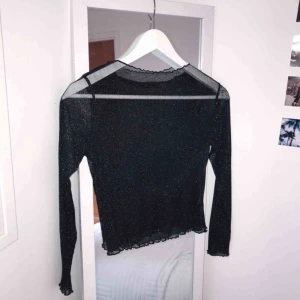  - Svart genomskinlig glittertopp från brandy Melville, säljer då den aldrig kommer till användning!