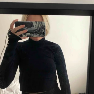  - Marinblå stickad tröja från Zara med fina detaljer på armarna. Den är så lång som ja visar på tredje bilden men jag brukar vika upp den, vilket som funkar. Frakt tillkommer.