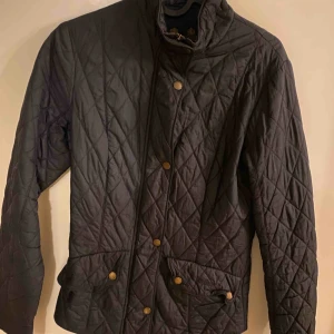  - Mörkblå figursydd jacka quiltat mönster 