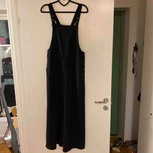  - Säljer en svart jumpsuit med vida ben i storlek S från monki. Köpt för 500kr och använd ett fåtal gånger. 200kr + frakt. 