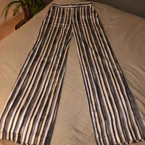  - Tunna, randiga byxor från Zara!   Nypris: 500kr  Fråga gärna om ytterligare funderingar!