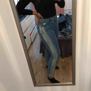  - coola jeans med paneler på sidorna🥺🥺