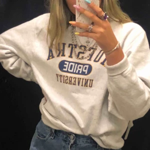  - Säljer denna college tröjan (köpt på beyond retro) 💕💕