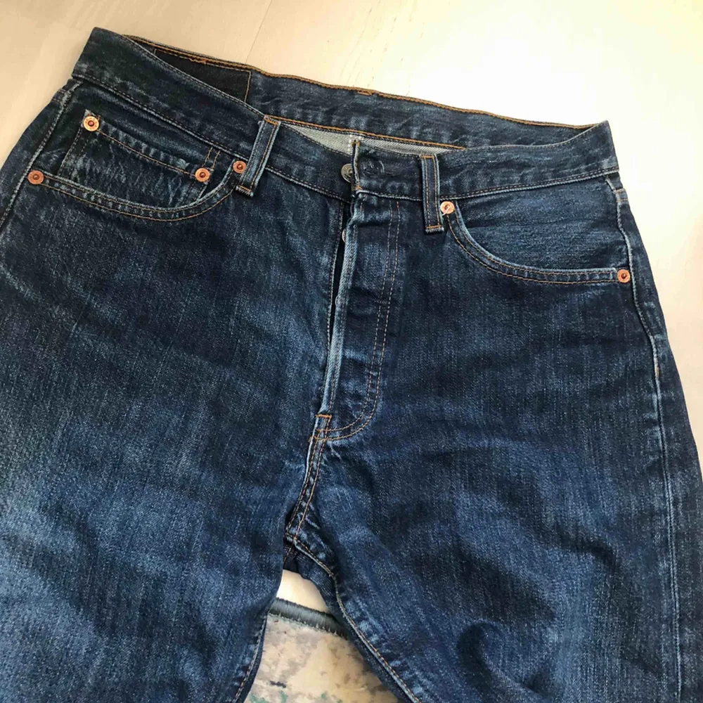 Superfina jeans från Levi’s i stl w31 l32. Helt felfritt skick, säljes pga fel storlek!. Jeans & Byxor.