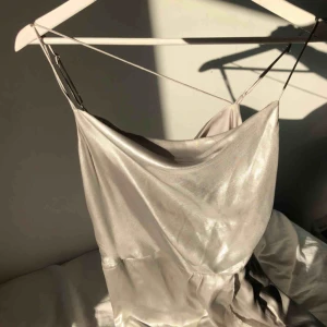  - Silvrig festklänning från H&M, jättefint skick!