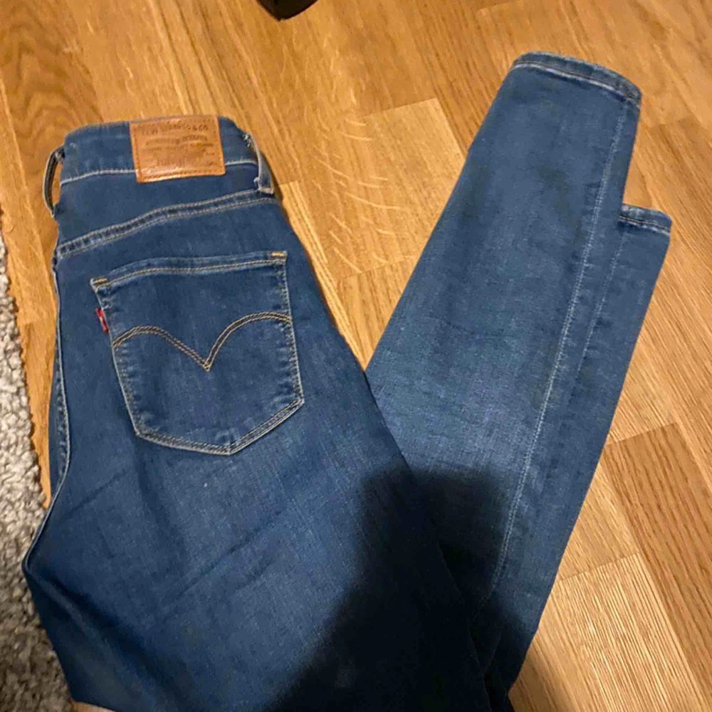 Stretchiga Levis jeans som sitter så fint på. Storlek 25 men jag har xs/s i byxor. Jag är en sån som måste ha stretchiga jeans för att kunna ha på mig dom. Så dom är väldigt sköna men också snygga!  Buda gärna!. Jeans & Byxor.
