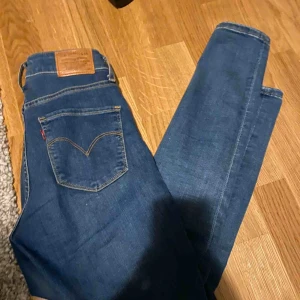  - Stretchiga Levis jeans som sitter så fint på. Storlek 25 men jag har xs/s i byxor. Jag är en sån som måste ha stretchiga jeans för att kunna ha på mig dom. Så dom är väldigt sköna men också snygga!  Buda gärna!