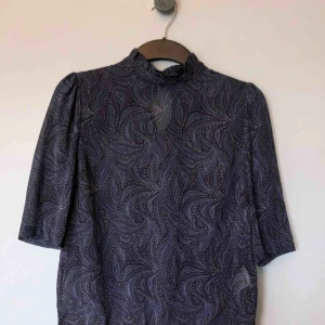  - Rodebjer marble waves blus i deep blue. Näst intill oanvänd. 