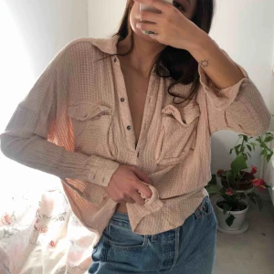  - Rosa-beige blus i vävt material från mango. Använd och tvättad en gång!