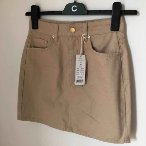  - Aldrig använd pga för liten. Bilder ger inte riktigt färgen rättvisa, den är ljusare beige i verkligheten! Köpare står för frakt.