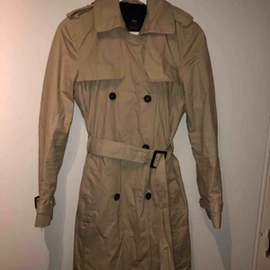  - Trenchcoat från Mango i fint skick.