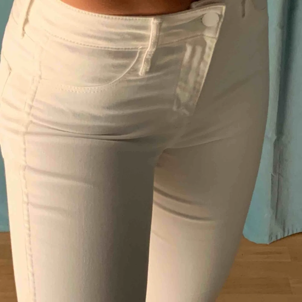 Oanvända vita ankel jeans, ej genomskinliga! Säljer pga försmå för mig🤍. Jeans & Byxor.