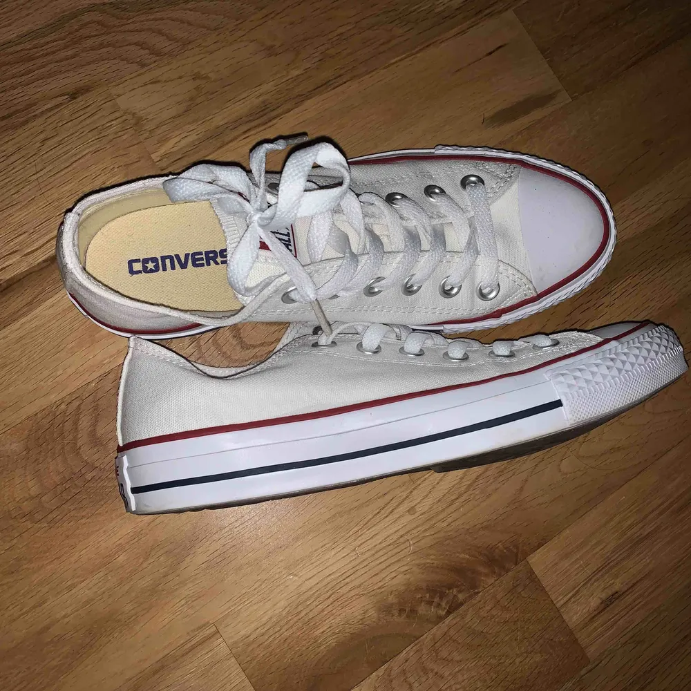 Vita låga converse, ALDRIG ANVÄNDA. Storlek 37,5. Säljs för 300kr. Frakt tillkommer!  . Skor.