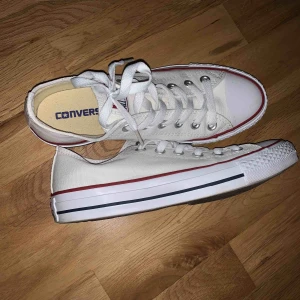  - Vita låga converse, ALDRIG ANVÄNDA. Storlek 37,5. Säljs för 300kr. Frakt tillkommer!  