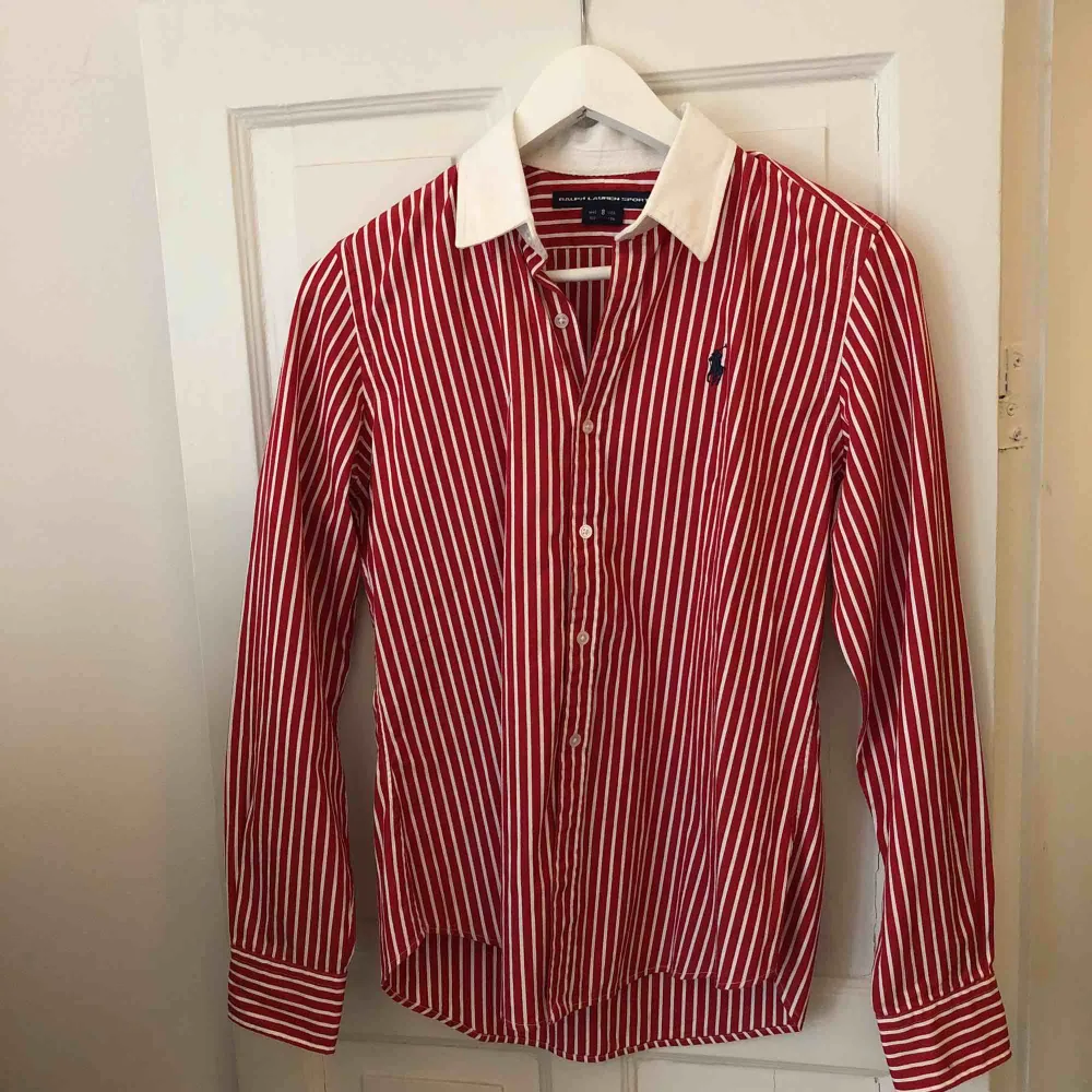 Röd och vit-randig Ralph Lauren skjorta❤️. Skjortor.