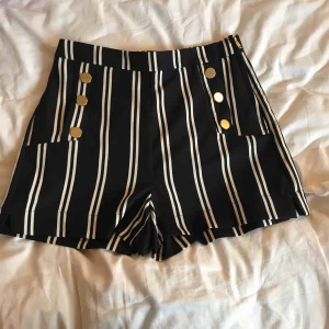  - Super fina randiga shorts från gina tricot i marin blå / mörkblå. St. 36 använda endast 2 gngr. Frakt tillkommer o betalning via Swish