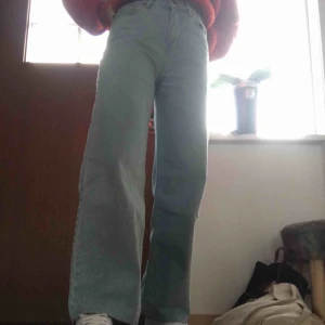  - Straight leg jeans från Junkyard, använda fåtål gånger, uppsydda för att passa mig som är 160 !!!! frakt tillkommer