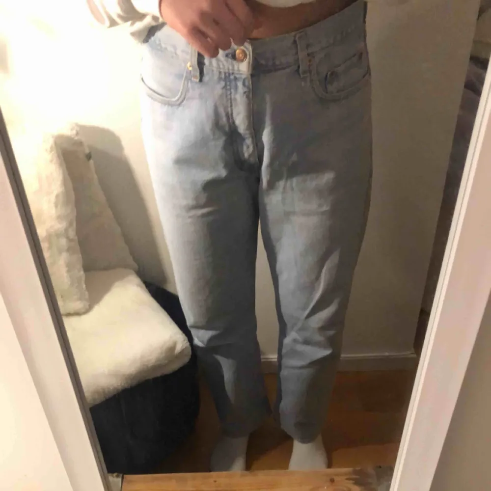 Säljer mina levi’s jeans i storlek L. Jeansen har waist 36 och sitter därför en aning stort på mig men kan mycket väl användas med skärp. Perfekt i längden på mig som är 170!! (Har en brunt märke i slutet av benet som knappt är synbart). Jeans & Byxor.