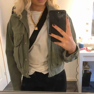  - Grön jeansjacka ifrån Zara Använd ett par få gånger ( Max 5 ) Bra skick! Köparen står för frakt 