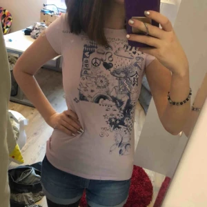  - Rosa T-shirt med abstrakt?? Märke På framsidan. 