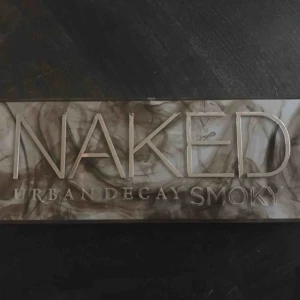  - 💋NAKED - Urban Decay Smoky Palett 👀💄  💋Fick två stycken av samma i födelsedags present därav säljer jag en!  💋Färgen ”high” är söndrig därför kan priset diskuteras - original pris 645kr!   