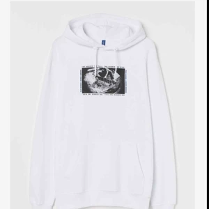  - Säljer denna coola skateinspirerade Hoodie, som tyvärr inte kommer till användning. Den är nästintill ny, endast använd nån enstaka gång. Säljer den då den inte är min stil