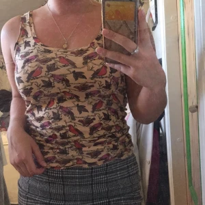 Linne med fåglar - Ett jätte gulligt linne från mobil med brottarrygg. Köparen stör för frakten.