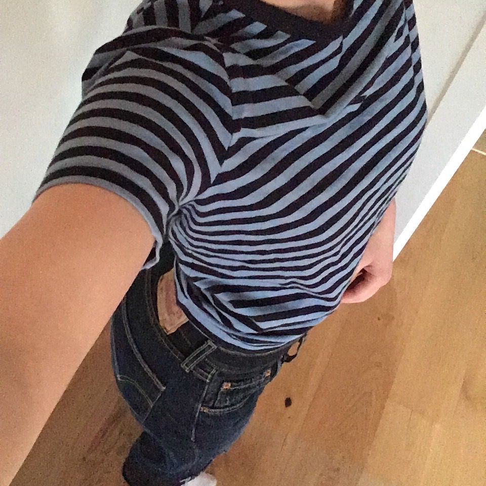 Superfin och skön t-shirt som är blårandig. Tröjan är i bra skick. Sitter lagom, kanske lite stort, beroende på vilken passform man vill ha på mig som vanligtvis har XS i tröjor. Den är i stretchigt material!. T-shirts.