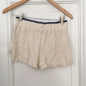 Shorts - Vita med blå rand